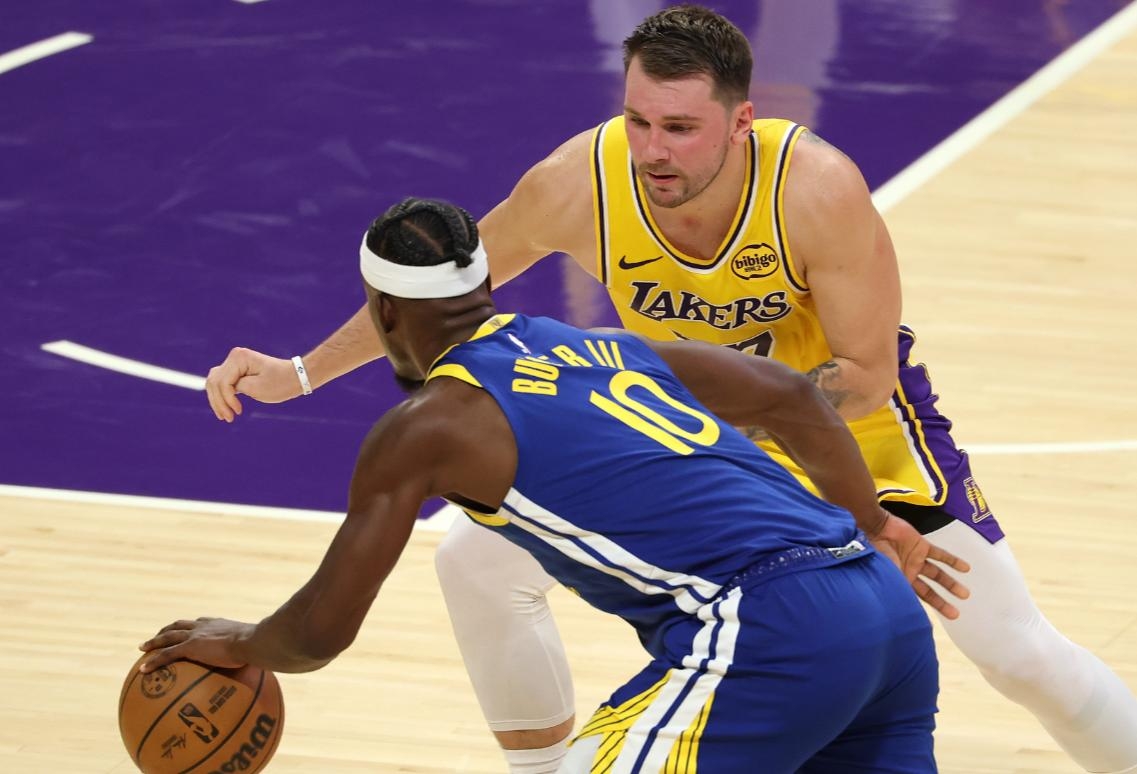 包含库里遭遇七连败印第安纳步行者迎欧篮联关键赛，集结日新疆广汇备战亚冠瞬间刷屏的词条