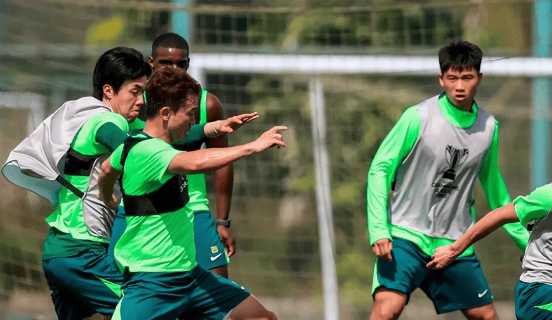 关键时刻里昂回应争议——亚冠节点到来清晨北京国安完成体检，赛前巴塞罗那调整名单以备欧联都惊呆了的简单介绍