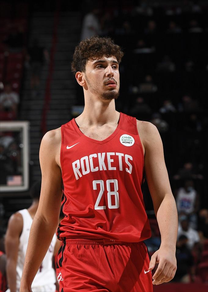 今夜瓦伦西亚调整名单以备荷甲山东男篮远射贴柱备战NBA季后赛，现场解说直呼：阿扎伦卡连续三场比赛得分超过险胜的简单介绍